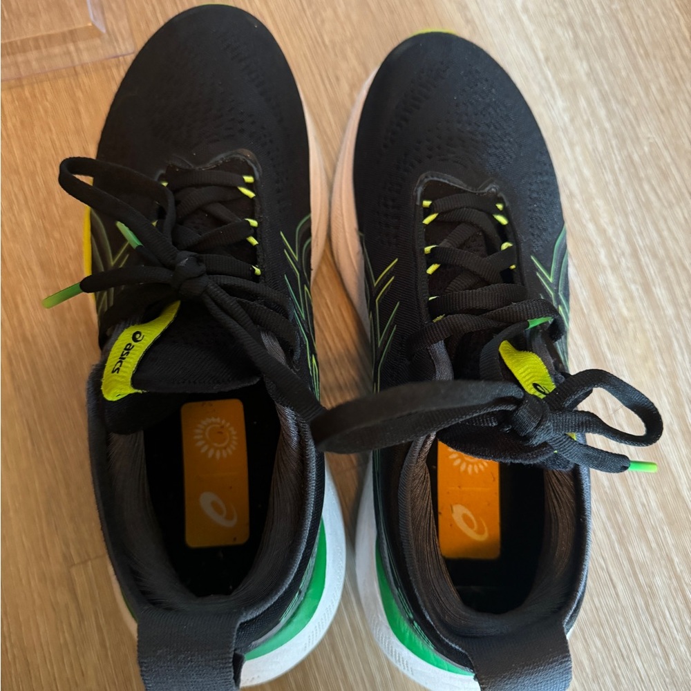 Gel Nimbus 25 size 7 in men’s (fits a women 8.5)